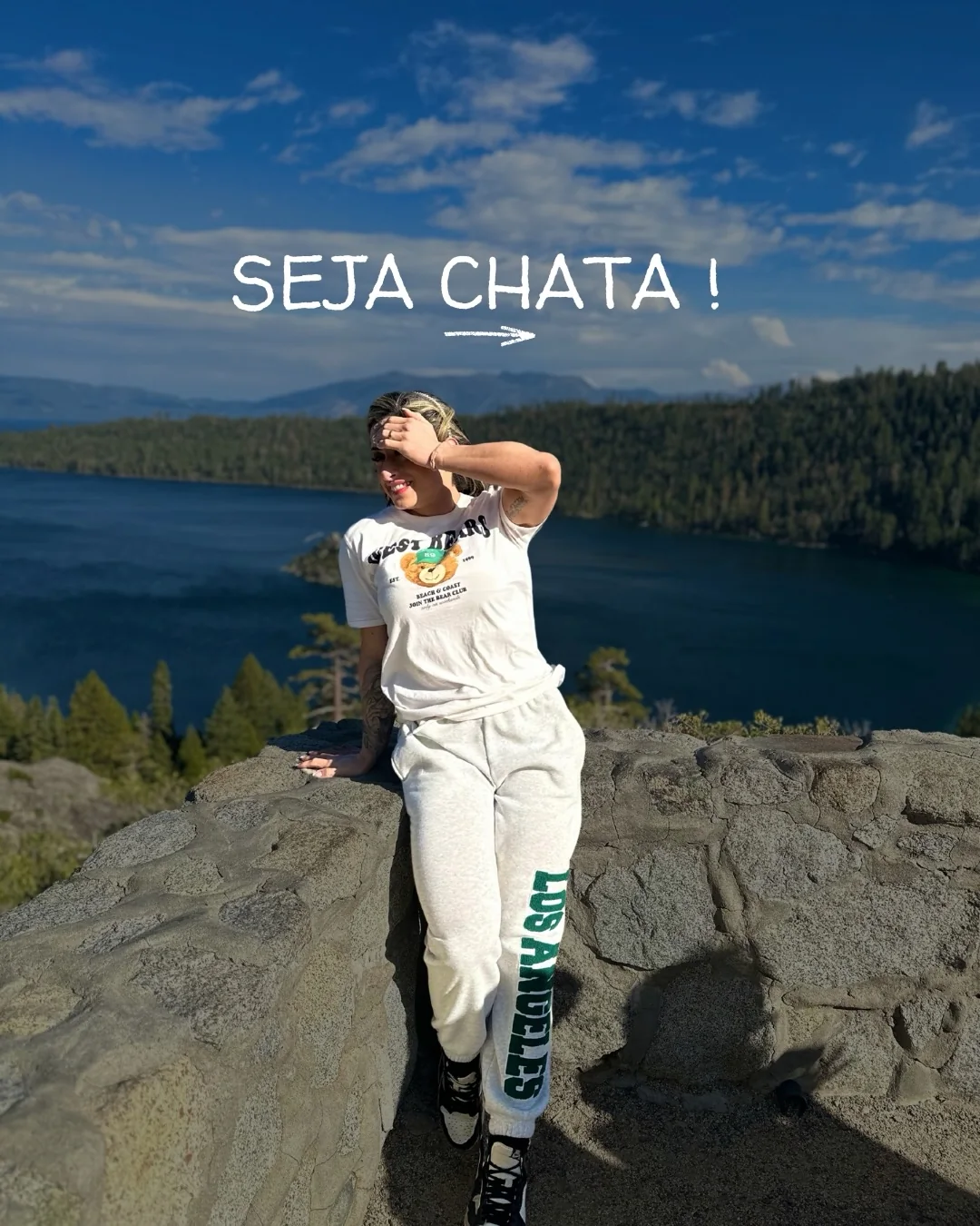 Laura Carnecine de moletom branco sobre uma pedra à beira de um lago, com a mão na testa e a frase Seja chata