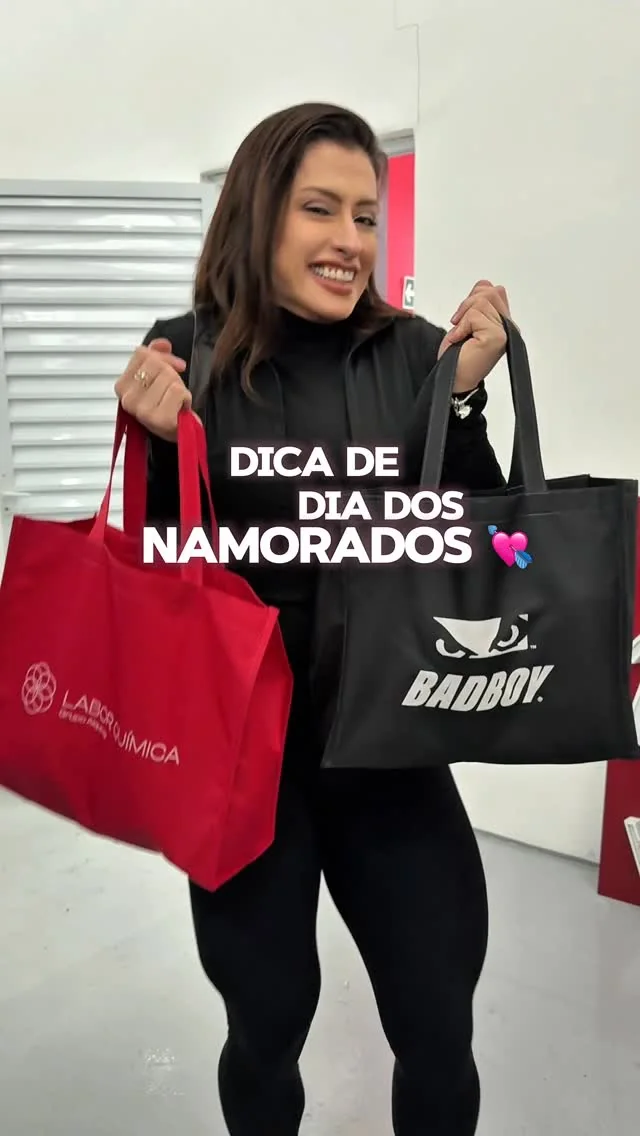 Laura Carnecine com sacolas Labor Química e BAD BOY, com a dica de Dia dos Namorados